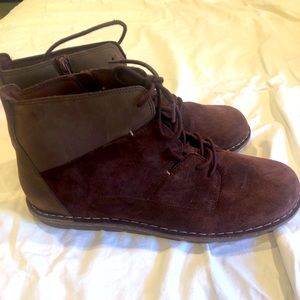 Clarks Collection Chukkas. Booties red Suede zip